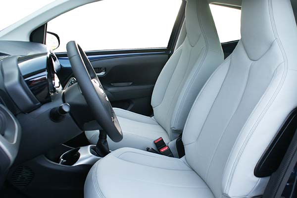 Toyota Aygo Alba eco-leather Titaniumgrijs Voorstoelen